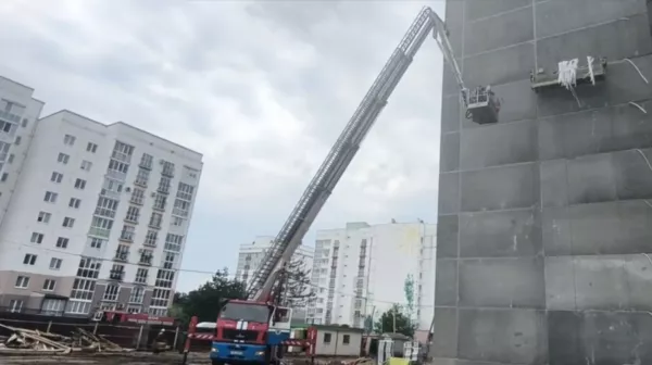В Бобруйске спасатели МЧС спустили с высоты 19 метров двух строителей, застрявших между этажами строящегося дома