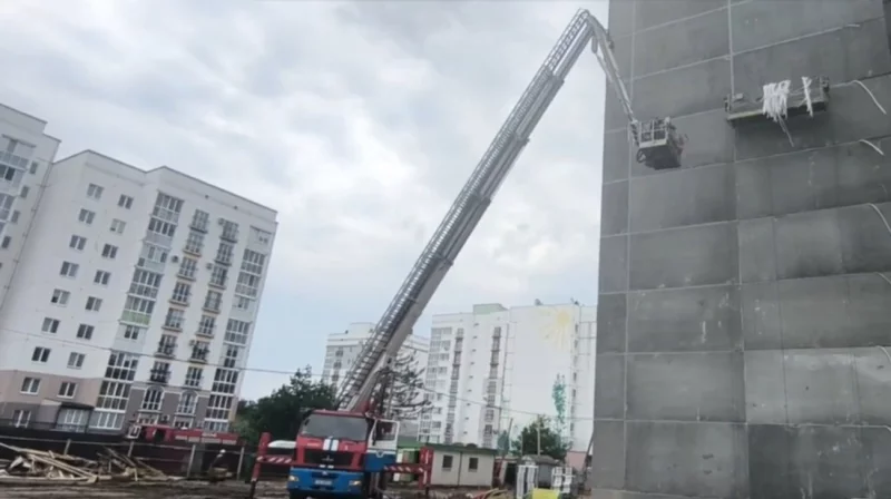 В Бобруйске спасатели МЧС спустили с высоты 19 метров двух строителей, застрявших между этажами строящегося дома
