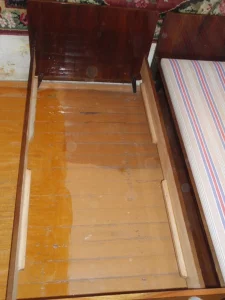 Кровать из цельного дерева