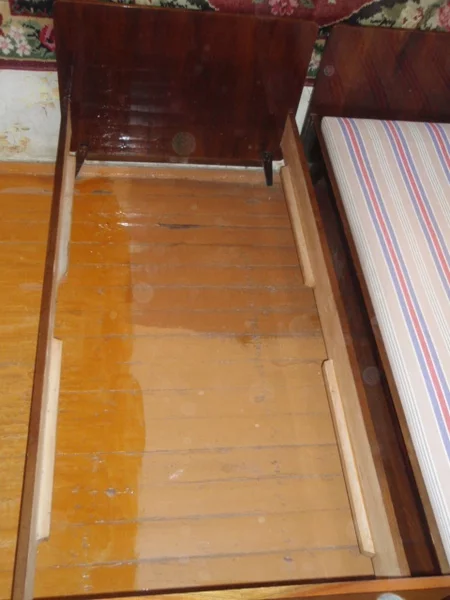 Кровать из цельного дерева