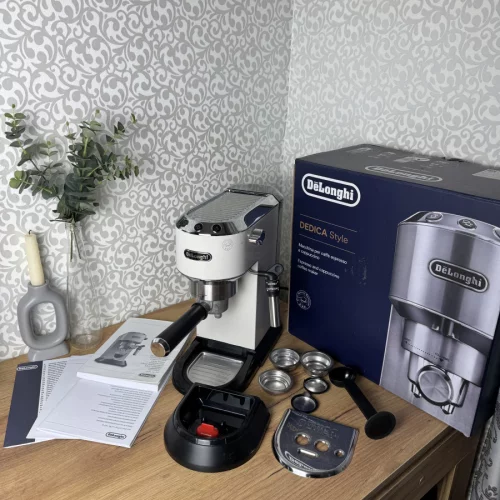 Кофеварка DeLonghi Dedica EC685.W