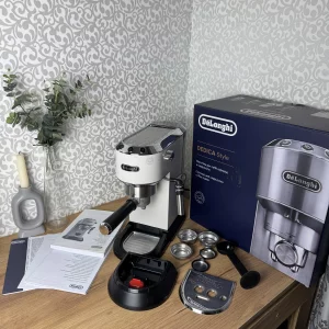 Кофеварка DeLonghi Dedica EC685.W