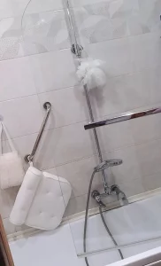 Стеклянная дверь на ванную