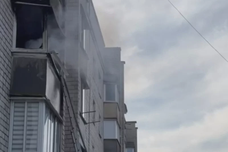 Пожар на балконе в Бобруйске: спасатели вывели двух мужчин из огня