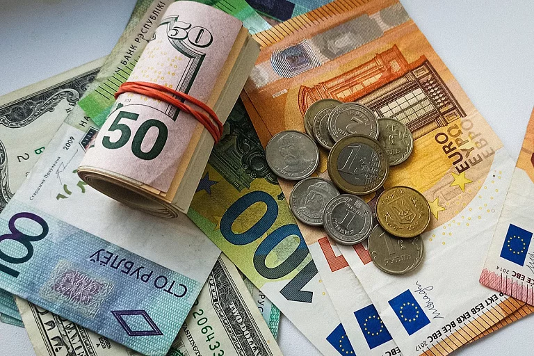 Курсы доллара и евро резко упали, их поддержал и юань