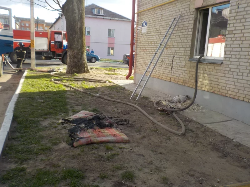 Заснул и чуть не сгорел. Пожарные спасли мужчину в Туголице