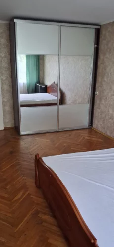 2 х комнатную квартиру на длительный срок