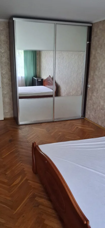 2 х комнатную квартиру на длительный срок