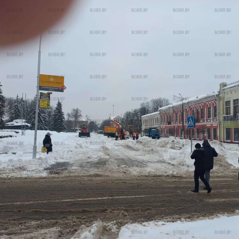 Определённо, подтаявший снег убирать легче...