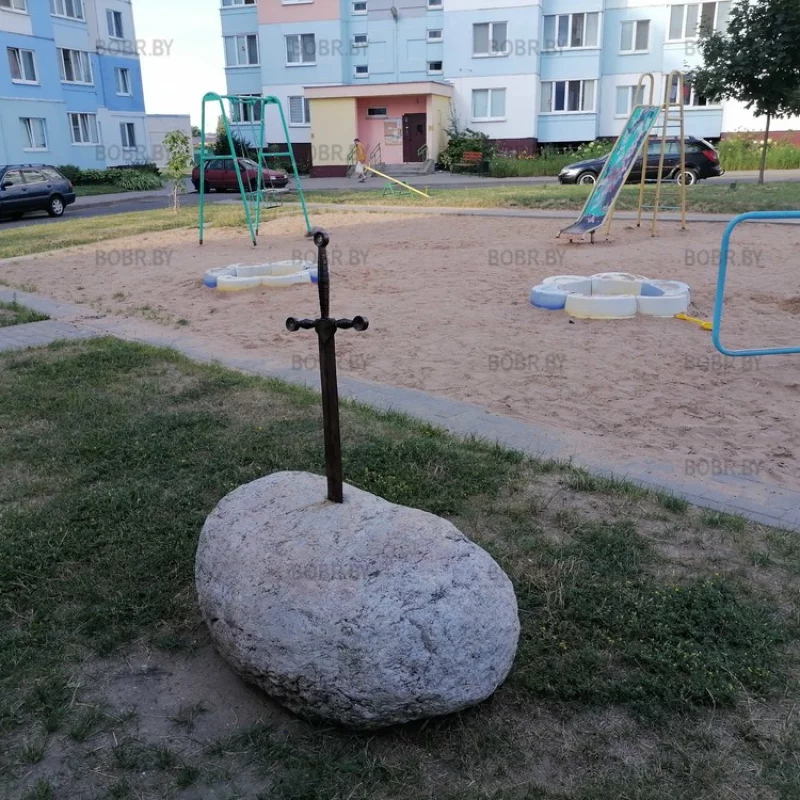 Меч короля Артура на детской площадке..