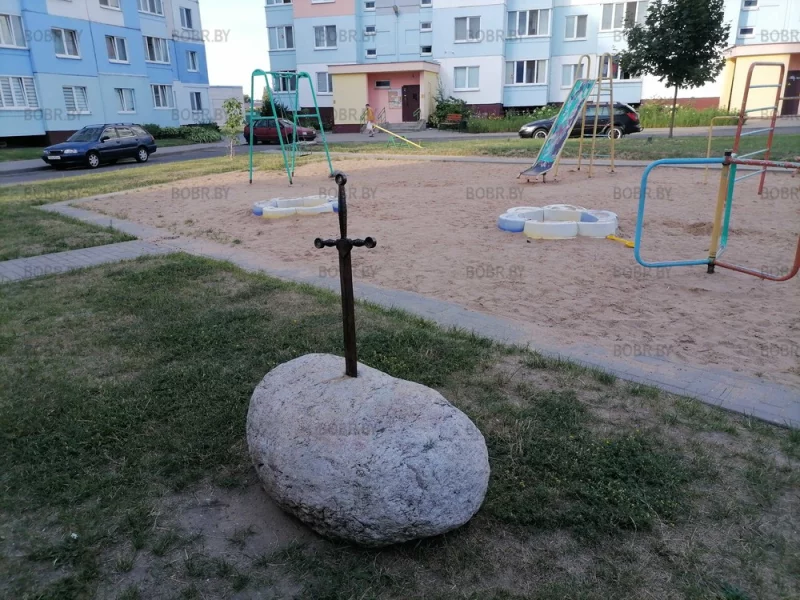 Меч короля Артура на детской площадке..