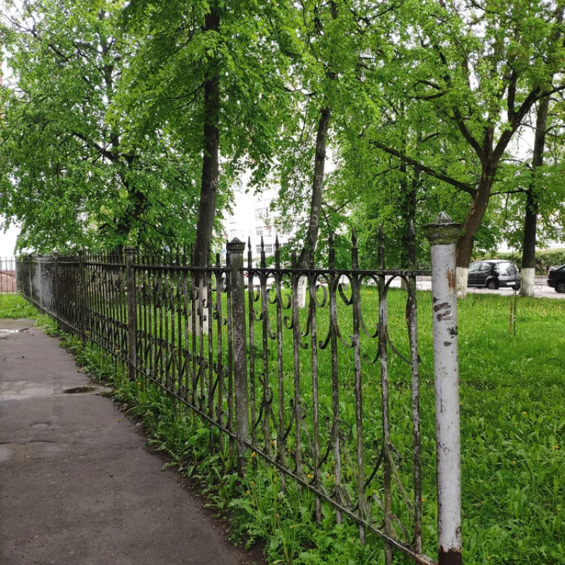 Изгородь возле белгосстраха, которую не красили уже лет десять
