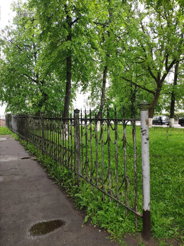 Изгородь возле белгосстраха, которую не красили уже лет десять