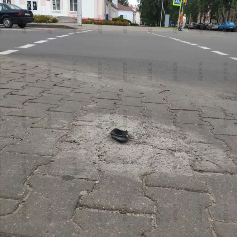 Прямо посреди пешеходного перехода, где ходят люди, торчит кусок металлической трубы, чтобы всем было удобнее спотыкаться об него и разбивать носы. Бобруйск город для жизни!