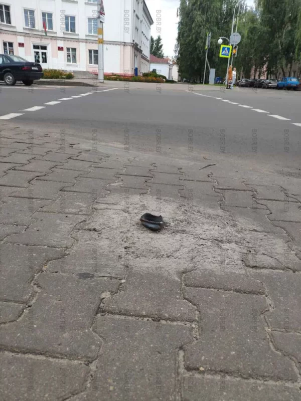 Прямо посреди пешеходного перехода, где ходят люди, торчит кусок металлической трубы, чтобы всем было удобнее спотыкаться об него и разбивать носы. Бобруйск город для жизни!