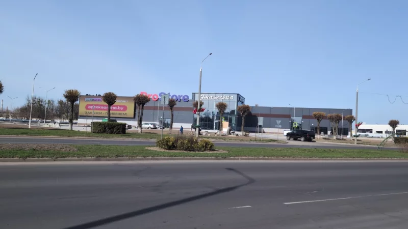 А красиво без забора. Ещё немножко допилят площадку и красота
Но интересует странная труба перед храмом. Так и будет, что ли?