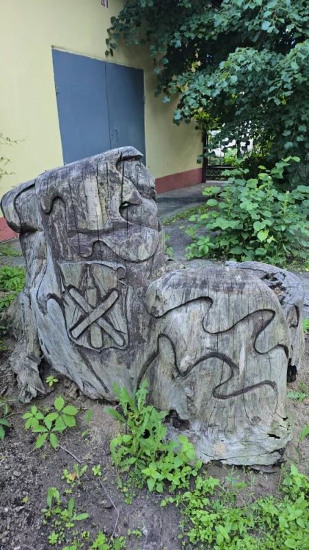 Довольно интересная городская скульптура в не лучшем состоянии