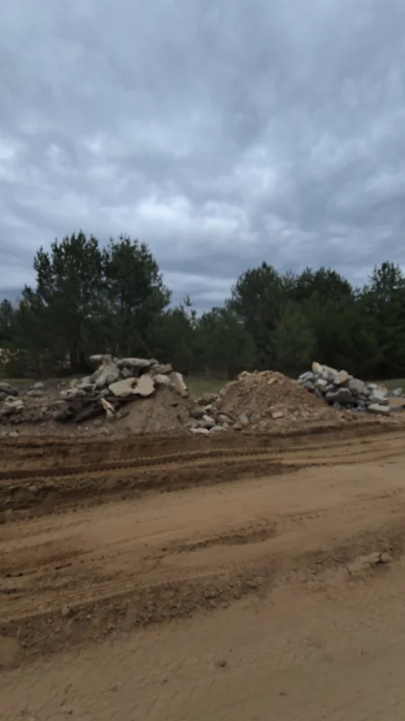 Интересно, зачем складировать или выбрасывать строительный мусор вдоль дороги?