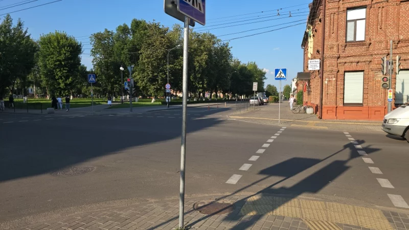 На площади Победы организовали светофор, когда по всем направлениям пешеходам либо красный либо зелёный. Поставили таблички, чтобы можно было не спешиваться с велосипеда