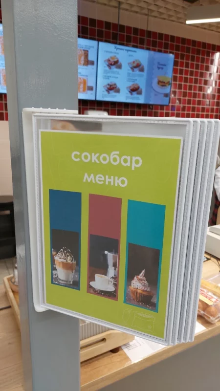 В Короне, на 50 лет ВЛКСМ,33, появился островок, где можно заказать еду/напитки и посидеть