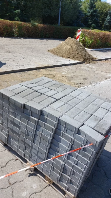 В городском парке меняют тротуарную плитку