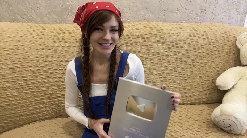 Блогер из Бобруйска получила серебряную кнопку на YouTube