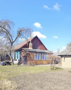 Просторная часть жилого деревянного дома в городе