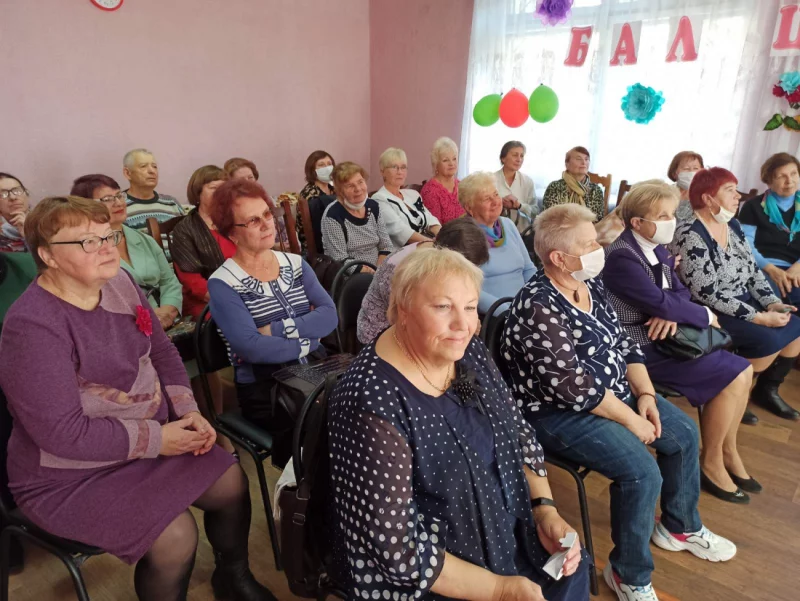 В ТЦСОН Первомайского района состоялась праздничная программа «Бал цветов»
