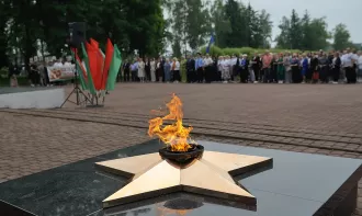 Слёзы, минута молчания и алые гвоздики: Бобруйский район почтил память жертв Великой Отечественной войны у «Кургана Славы»