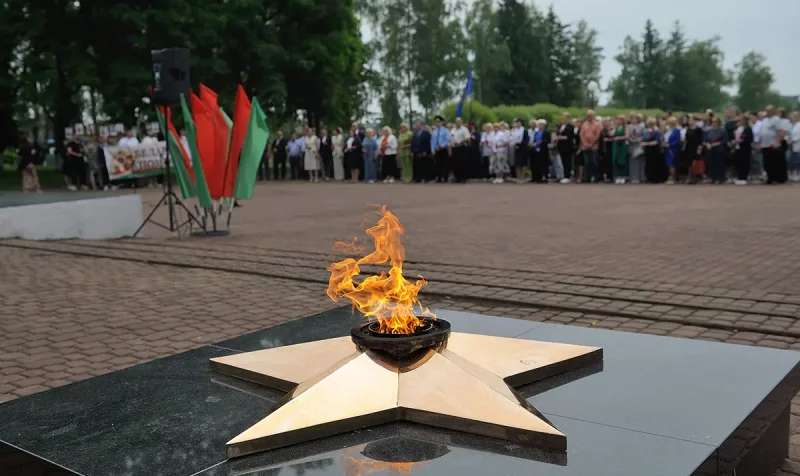 Слёзы, минута молчания и алые гвоздики: Бобруйский район почтил память жертв Великой Отечественной войны у «Кургана Славы»