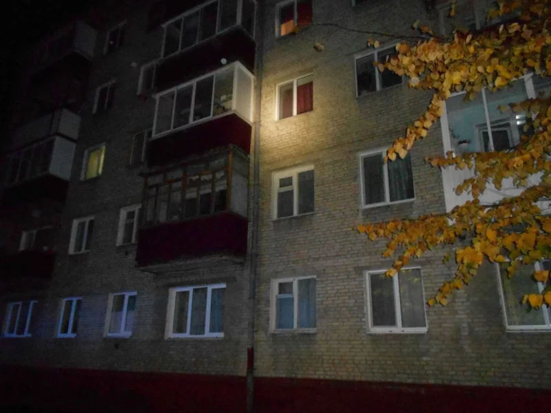 Бобруйские спасатели помогли мужчине, который повис на водосточной трубе