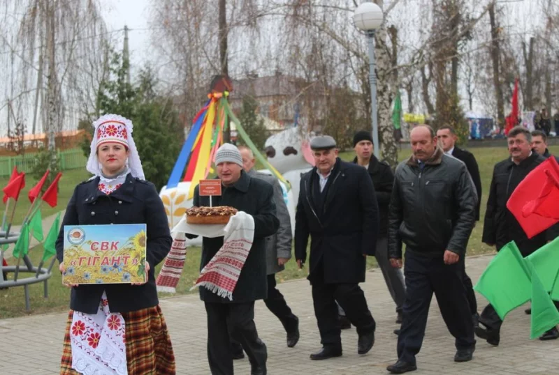Праздник в Больших Бортниках к 75-летию СПК «Гигант» 24 мая. Новый арт-объект, награждения, концерт Алехно