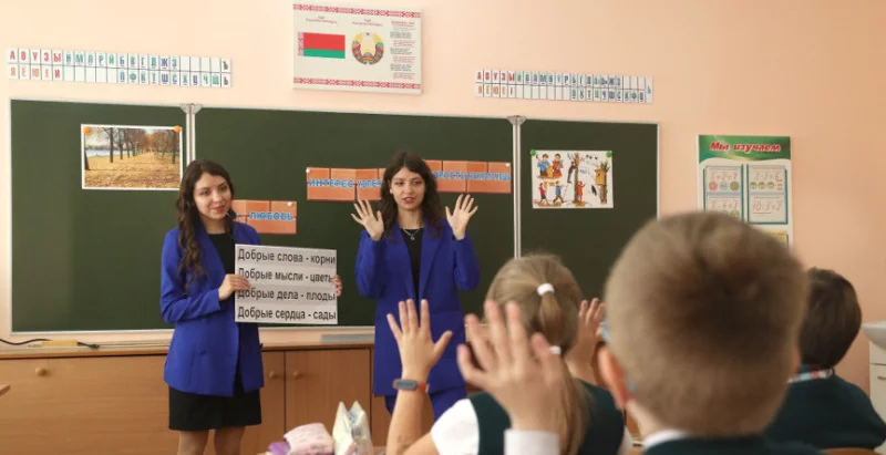 «Привыкли, что нас всегда путают». Учителя-близнецы работают в Бобруйске