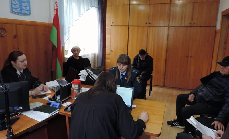 Злоупотреблявший алкоголем брат ограничен судом в дееспособности: прокуратура Бобруйского района помогла защитить права проживающей с ним сестры