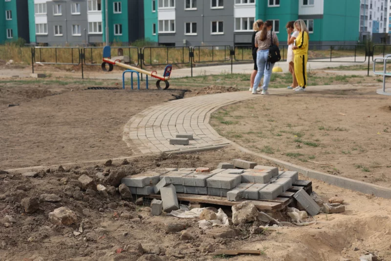 Грязь и битая плитка: как жители новостройки на седьмом борются за хорошую детскую площадку