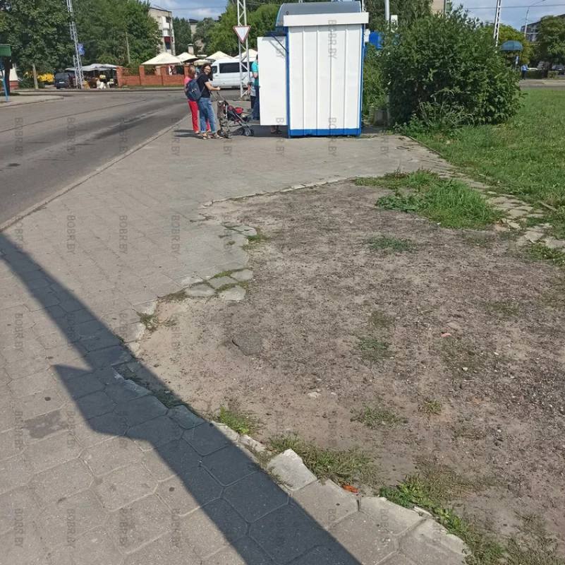 Пешеходы, зачем вам нормальный тротуар? Ходите так, сойдёт
