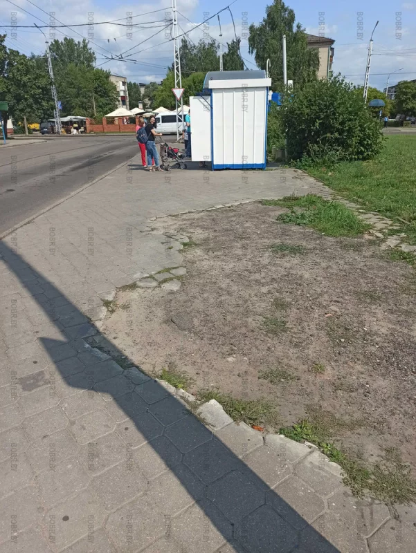 Пешеходы, зачем вам нормальный тротуар? Ходите так, сойдёт