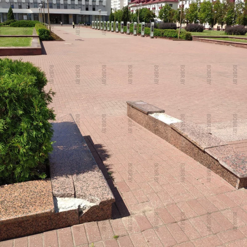 Мраморные элементы декора площади Ленина сломаны уже больше года.