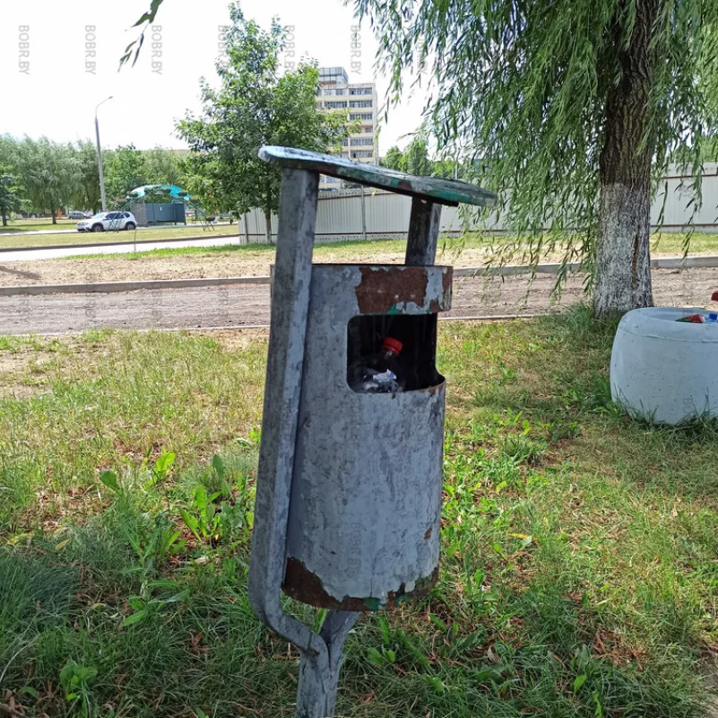 Типичное сосание большинства урн для часов по городу. Интересно, какой ответственный специалист следит за этими объектами?