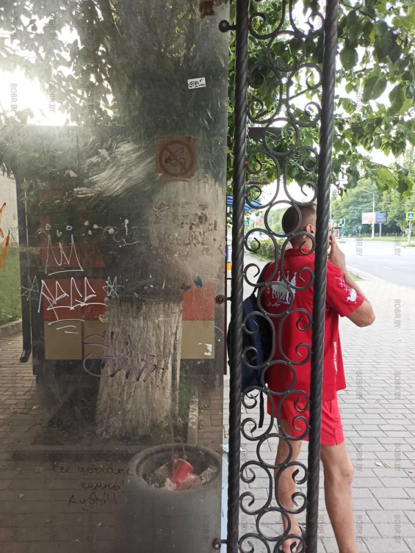 Не курить на остановках - слишком сложное мероприятие для понимания общественности.