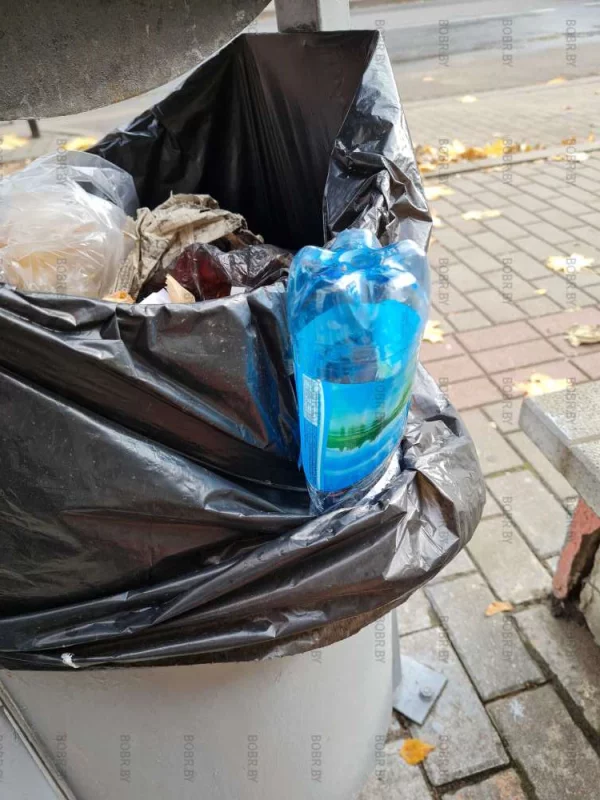 Новейшие технологии по закреплению мусорного пакета в урне от белорусской академии наук, бобруйский вариант.