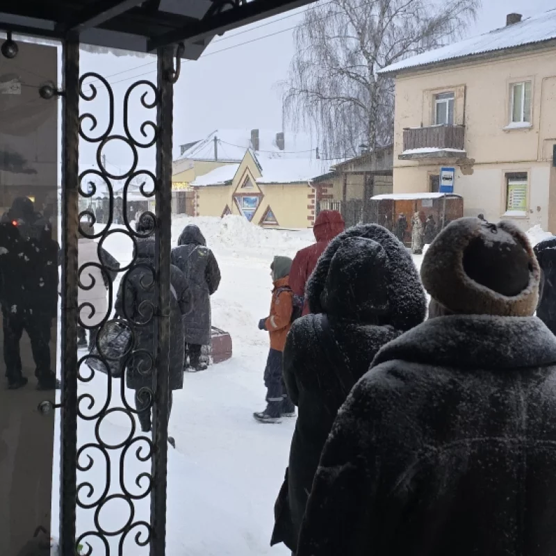 Полном часа жду троллейбус #1 а его все нет...