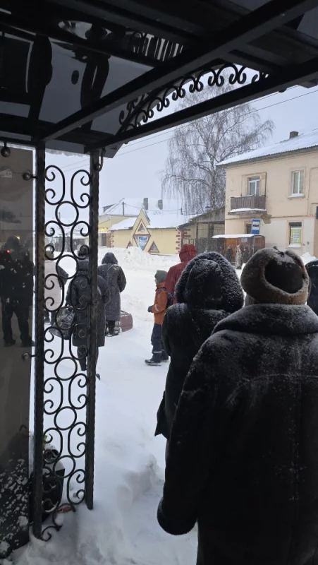 Полном часа жду троллейбус #1 а его все нет...