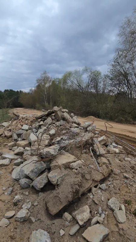 Интересно, зачем складировать или выбрасывать строительный мусор вдоль дороги?