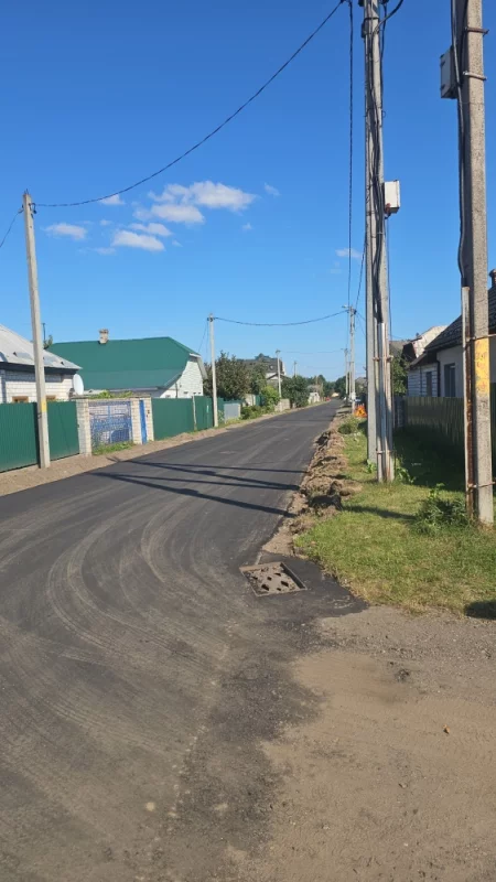 Улицу Комсомольскую возле парка заасфальтировали. Велосипедистам, выезжающим из парка надо быть осторожнее, авто гоняют на большой скорости
