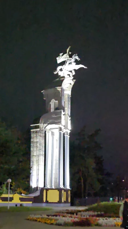 Памятник с конем на улице Минской