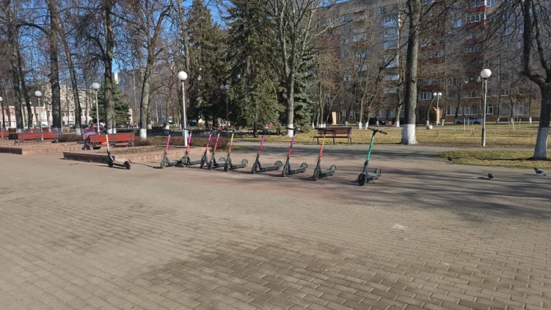 В городе выставили прокатные самокаты