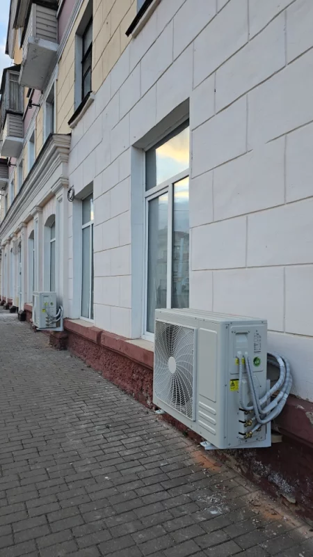 Интересно, согласована ли установка этих уродливых конструкций кондиционеров в центре города с видом на центральную улицу? Интересно, Они украшают наш город?