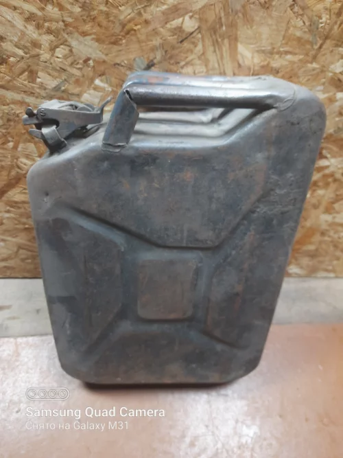 Канистры металлические 20л советские. 20 р