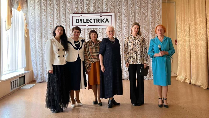 В честь дня матери. Артисты Дворца искусств выступили для сотрудниц Бобруйского филиала УП «Светоприбор» ОО «БелТИЗ»